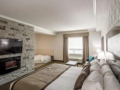 Ramada by Wyndham - 27