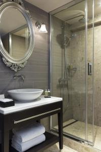 La Clef Louvre Paris by The Crest Collection - 15