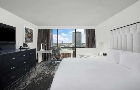 DoubleTree by Hilton - 33