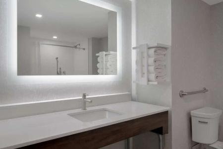 Hampton Inn by Hilton - Toronto - 33
