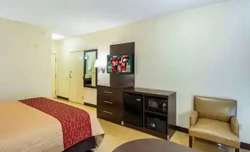 Red Roof Inn Plus + Phoenix West - 6
