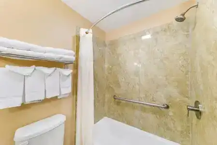 Quality Inn & Suites - 32