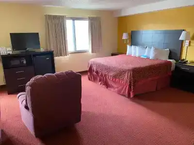 Days Inn & Suites by Wyndham Airport - 30