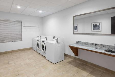 Days Inn & Suites by Wyndham Medical Center - 18