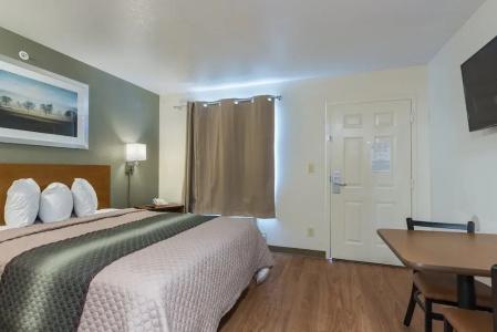 HomeTowne Studios by Red Roof Dallas - - 33