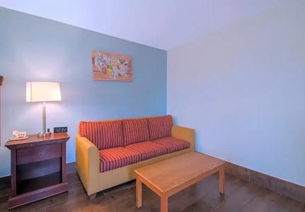 Econo Inn & Suites - 73
