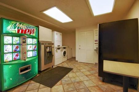 Super 6 Inn & Suites - 9