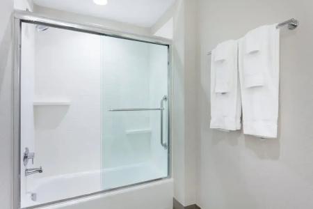 Holiday Inn Express & Suites Beach Beachfront by IHG - 85
