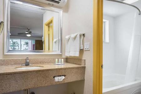 Quality Inn & Suites Airport - Cruise Port Hollywood - 41