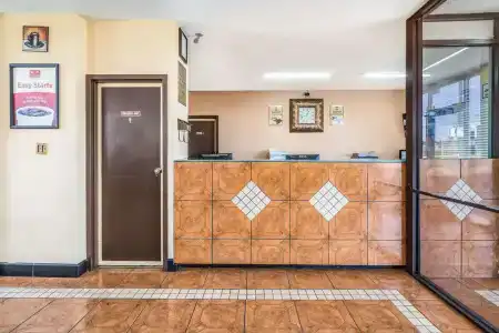 Econo Inn & Suites - 11