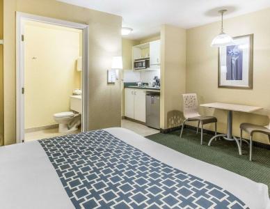 Suburban Studios Cape Coral - 3