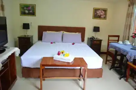 Home Stay Stc Bed And Breakfast - 37