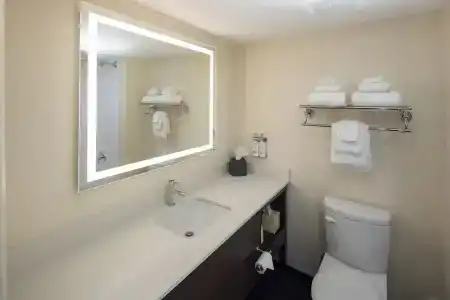 Elk Lake Inn & Suites - 38