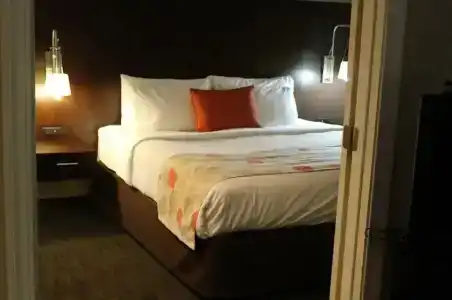 Hawthorn Suites East - 17