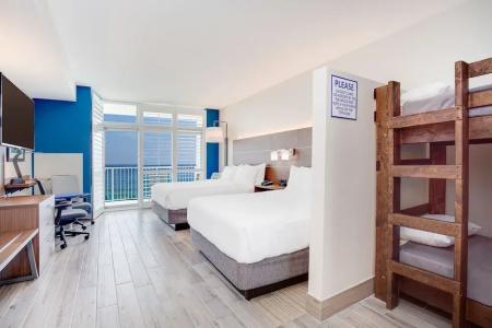 Holiday Inn Express & Suites Beach Beachfront by IHG - 55
