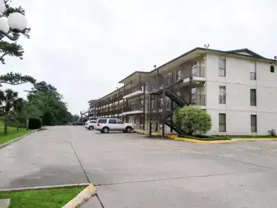 6 On The Bayou - 0