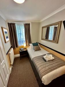 Tudor Court - 28