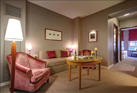 Giraffe by Library Hotel Collection - 103