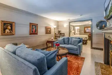 Red Coach Inn - 114