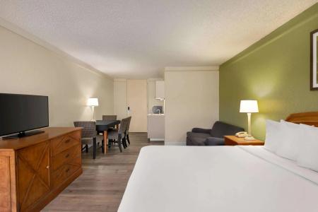 Baymont by Wyndham - Intl Speedway - 4