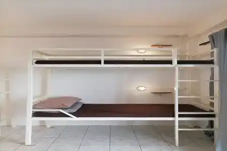 8 Sleeper Street Hostel - 2