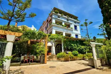 Villa Velzon Guesthouse - 0
