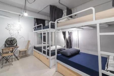 Beige Poshtels + Netflix - 42