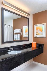 Fairfield Inn & Suites - 15