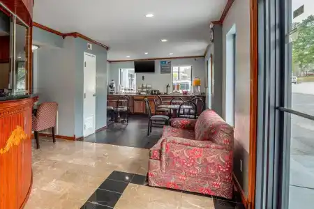Rodeway Inn & Suites Fort Jackson - 1
