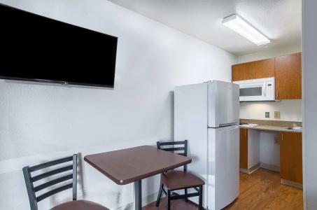 HomeTowne Studios by Red Roof Denver - Airport/Aurora - 17