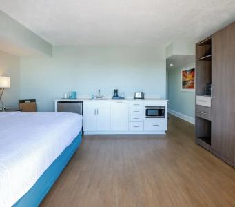 Commander & Suites - 140