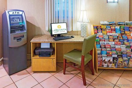 Super 8 by Wyndham San Antonio Near SeaWorld Ingram Park - 3