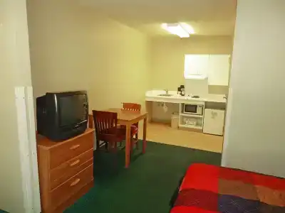 Hometowne Studios by Red Roof - University Pkwy - 11