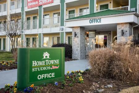 HomeTowne Studios by Red Roof Dallas - - 0