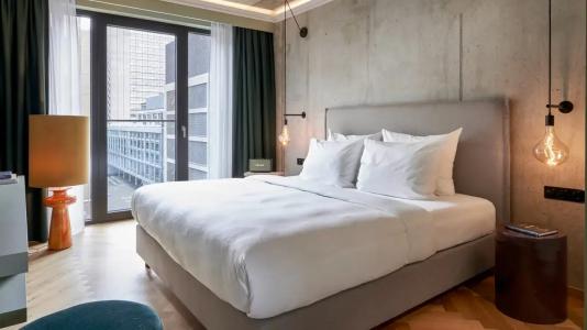 Gekko House Frankfurt, a Tribute Portfolio - 99