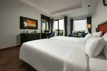 Shining Riverside & Spa - 81