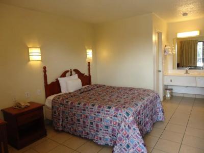 Super 6 Inn & Suites - 4