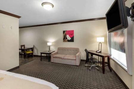 Hawthorn Suites by Wyndham - 35