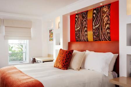 Triada, Autograph Collection - 42