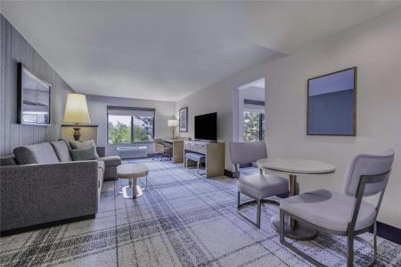 DoubleTree by Hilton - 72