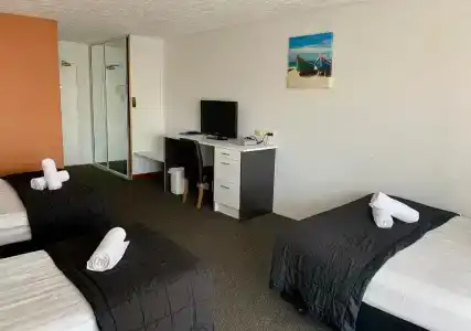 Outrigger Burleigh - 52