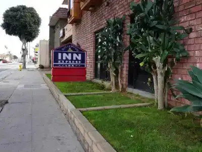 Hollywood Inn Express Lax - 26