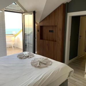 White Golden Suite - 23