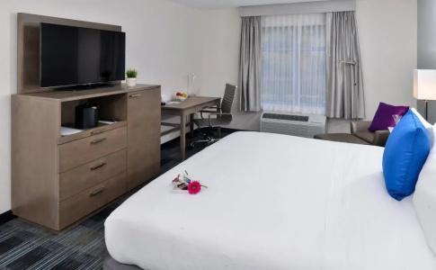 Holiday Inn Express & Suites San Diego - Mission Valley, An Ihg - 2