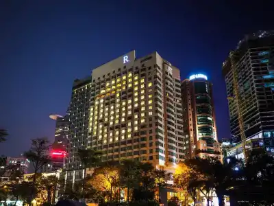 Renaissance Riverside Saigon - 25