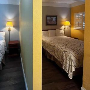 Van Ness Inn - 33