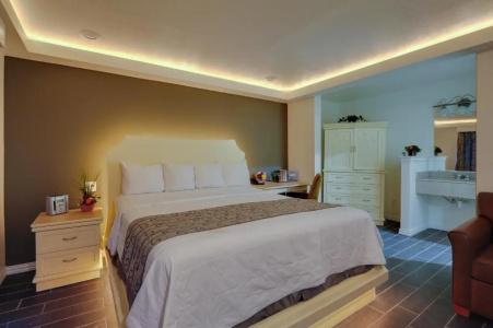 Romantic Inn & Suites - 63