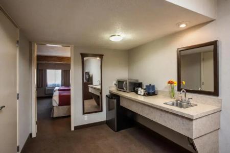 Days Inn & Suites by Wyndham - 40