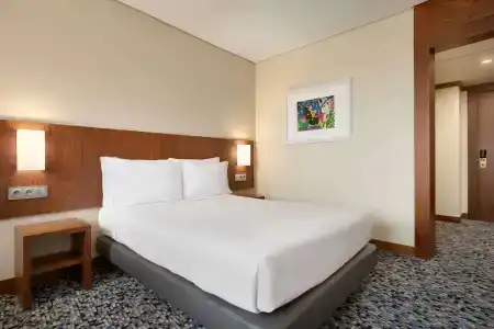 Ramada by Wyndham Lisbon - 4