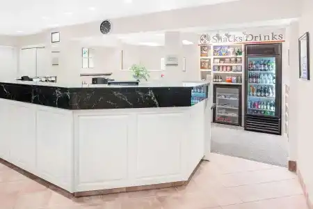Hawthorn Suites - 7